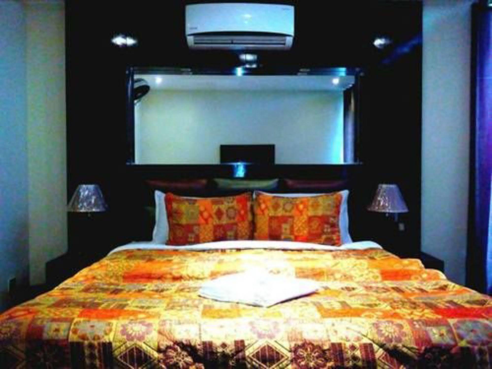 Bling Hotel International Multan Bagian luar foto